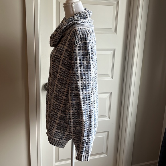 Size M. Comfy Oversized Sweater. - Picture 3 of 7